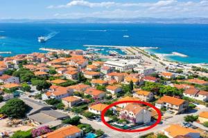 Family-friendly apartments with swimming pool, Brac - 12893, Supetar