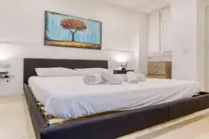 Cozy Studio with Private Backyard in Floriana by 360 Estates, Pieta
