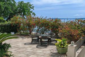 Gorgeous Apartment In Kastel Luksic, Kastel Stari