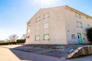 Apartments with parking spaces, Krk - 19512, Baska