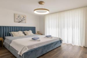 Spacious Apartment Anita - with private 80m2 yard, Kastel Stari