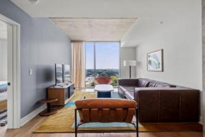 Modern 1BR Condo on Rainey St with Pool and Views Guest house, Austin