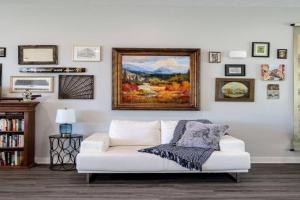 Luxurious Midtown Retreat with Elevator Access Apartments, Omaha