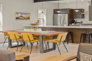Highlands Square Bungalow - Private Yard - Garage Guest house, Denver