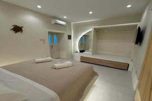 White Sand Jacuzzi Suite Apartments, Mylopotas
