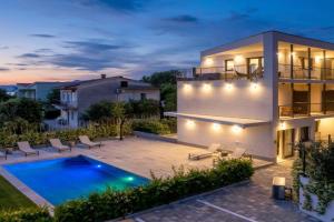 Apartmani Villa Mara M 1 heated pool, Omisalj