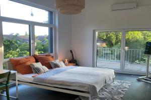 Helles Zimmer im modernen Holzhaus mit Queensize-Bett, Balkon, Schreibtisch, TV, Klimaanlage & abdunkelnden Jalousien Guest house, Norderstedt