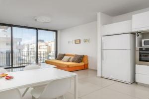 Sunny 1BR in New Building Parking by Hilton Beach Apartments, Tel Aviv