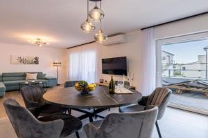 Adriatic Nest, Cozy and Modern Two Bedroom Apartment, Kastel Stari