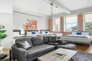 Stunning Downtown Apartment with Pool, Laundry, Parking, Dallas