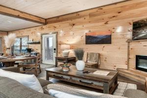 Near Dollywood With Hot Tub, Game Room Home Theater, Sevierville