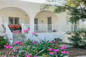 Rita's Beachfront House, Logaras