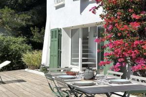 La Tancade, villa pour 8 personnes avec vue mer à 5 minutes de la plage de L'Almanarre à Hyères, Hyeres