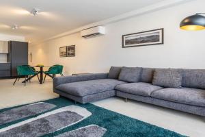 Sunlit Serenity Modern Apartment with City Views, San Gwann