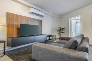 Modern Marvel Apartment with city views, San Gwann