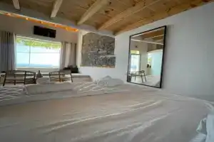 Michalelis Loft & Cave Apartments, Plomarion