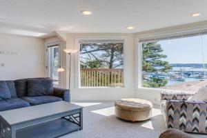 Yaquina Bay Views! Restaurants, Shops, Walk to Everything! Unit 2 Guest house, Newport