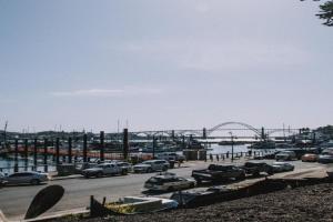 Historic Bay Front! Views of the Marina! Walk to Everything! Unit 1 Guest house, Newport