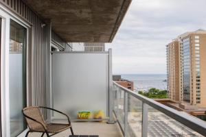 Luxury Studio Apt Near Brady St with Balcony and Lake View, Milwaukee