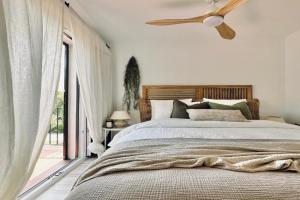 The Golden Oak in Calella Centre - 100m from Beach Apartments, Llafranc