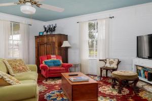 Sunny Charming Retreat: Wine Greenhouse, Fredericksburg