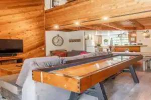 Snowflower #79 - Updated 2 Bedroom & Loft, 3 Bath, Sleeps 8, Steps away from Free Town Shuttle, Mammoth Lakes