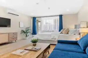 Central Suite with Balcony Apartments, Montreal