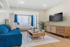 Luxurious King Suite with Balcony Apartments, Montreal