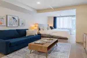 DownTown King Suite with Balcony Apartments, Montreal