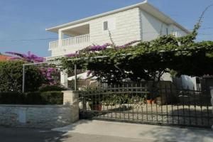 Apartments with parking space, Brac - 23147, Supetar