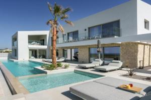 New Beachfront Mesogaia Villa with Heated Pool, Jacuzzi & Playroom, 60m from the beach, Adelianos Kampos