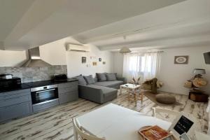 Appartement cosy Le Bohème, à 300m des plages et animaux acceptés 2eme étage Apartments, St. Maries-de-la-Mer