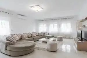 Hometown Apartment by PikHost, Gjirokaster
