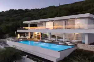 Villa Anax, Nisakion