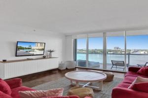 Le Petit Italie ,water View 22 With Pool Guest house, Sunny Isles Beach