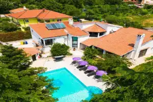 Villa Belvue - Big Pool & Private Parking - 500m Sea, Medulin