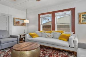 Orchard Grove - Pool Fire Pit & Walk to Main St Guest house, Fredericksburg