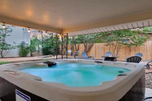 The Coop and Roost - Hot Tub & Cowboy Pool Guest house, Fredericksburg