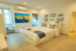 Seaview 30 seconds to High Street & Ferry, 2x Double En-suite Bedrooms, Modern Whole Traditional Townhouse, Kitchen, Living Area, & Roof Terrace, Sliema