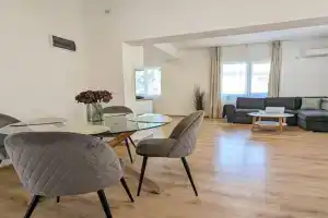 2BDRM Peaceful Escape with Free Parking Apartments, Veliko Tarnovo