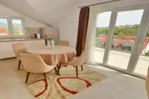 Sun Apartment, Radovic