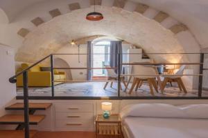 Nel cuore dei Sassi, calda e raffinata caverna Apartments, Matera