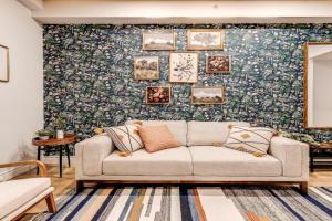 North House - Historic Two Bedroom Facing Parliament, Levis