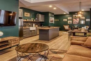 North House - Majestic 3-Bedroom Designer Apartment, Levis
