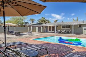 Tucson Oasis by Rather Be Properties Guest house, Tucson
