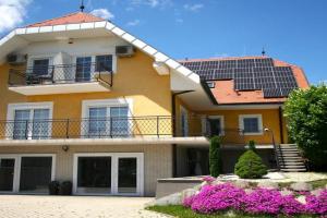 Napsugár Vendégház Apartments, Balatonfured