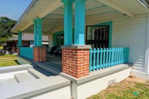 2 BR Quaint Private Bungalow NR Downtown & Beaches Guest house, Pensacola