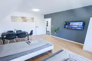 ALFA 3 Zimmer 6 Betten Apartment Wasen MercedesBenz MHP Arena l Bad I Küche l WIFI & SmartTV l 3BR & 6 Beds l Bathroom l Kitchen, Stuttgart