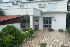 Apartamenty, Bar