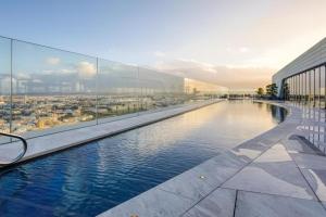 Superlative Apartment in Mercury Towers, Pembroke